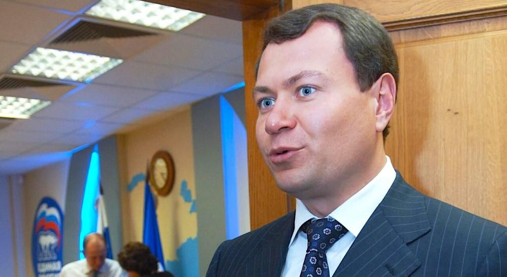 Генпрокуратура подала новый иск к экс мэру Владивостока Владимиру Николаеву в 1990 е считался лидером группировки Винни Пухи об этом пишет КоммерсантЪ У экс градоначальника его родных и доверенных лиц просят изъять собственность на сумму 5 3 млрд руб а также свыше 700 млн руб Ранее по антикоррупционному иску в казну отошла собственность экс чиновника на сумму 14 8 млрд руб Как говорится в новом иске в 2001 2004 годах господин Николаев являлся депутатом краевого парламента с 2004 по 2008 год был мэром Владивостока По закону он не мог заниматься предпринимательской и другой оплачиваемой деятельностью Однако запреты чиновник не соблюдал Господин Николаев продавал муниципальную недвижимость на аукционе с закрытой подачей предложений о цене При этом доступ к торгам получали исключительно аффилированные ему коммерческие компании Анонимный Молотников