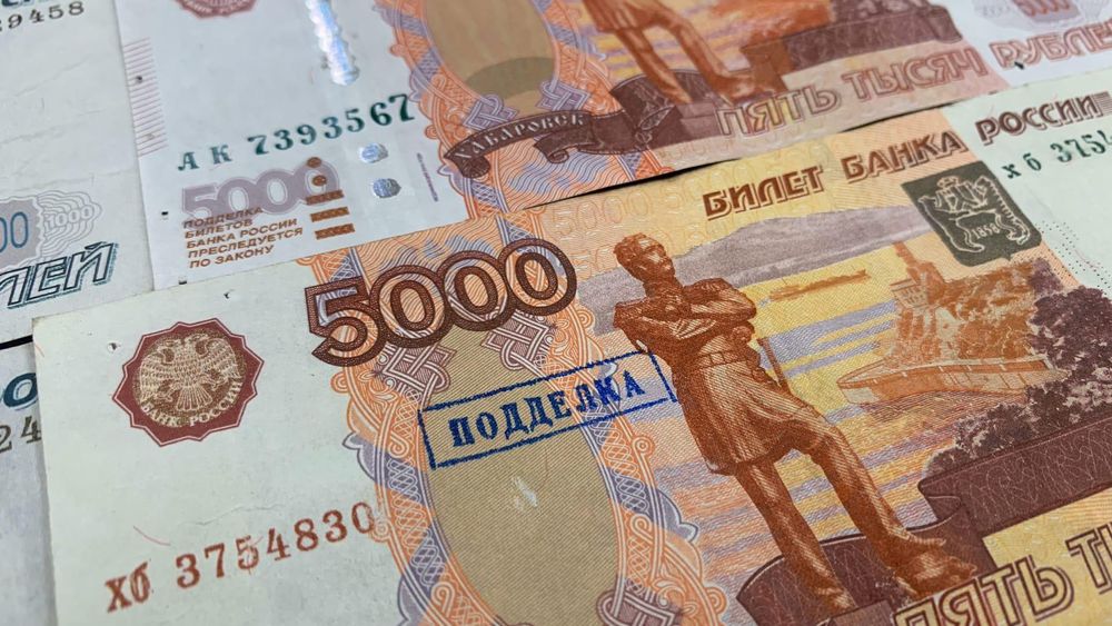 Принудительные работы за попытку расплатиться поддельной купюрой    Прокуратура г. Благовещенска поддержала государственное обвинение по уголовному делу в отношении 37-летнего жителя села Чигири. Он признан виновным по ч. 1 ст. 186 УК РФ  хранение в целях сбыта и сбыт заведомо поддельных банковских Билетов Центрального банка Российской Федерации .  В суде установлено, что мужчина изготовил и использовал для расчета за продукты питания денежную купюру достоинством 5 тысяч рублей.   Вину в совершенном преступлении он не признал.    С учетом позиции государственного обвинителя, а также того обстоятельства, что преступление им совершено в период условно-досрочного освобождения, суд назначил злоумышленнику наказание в виде принудительных работ на срок 1 год с удержанием из заработной платы 10% в доход государства.