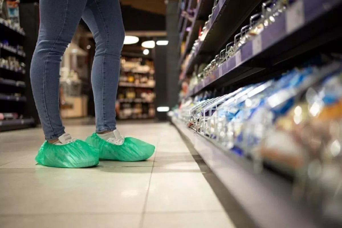 В магазинах Fix Price в Армавире, Новокубанском и Успенском районов и нашли грубые нарушения санитарного законодательства. Среди выявленных нарушений - отсутствие горячей воды, влажной уборки помещений организации, неудовлетворительное санитарно-техническое состояние помещений, отсутствие условий для обработки корзин для покупателей, использование дезинфицирующих средств с истекшими сроками годности. В отношении ООО «Бэст Прайс» возбуждены дела об административном правонарушении. Материалы направлены в суды общей юрисдикции для принятия решения о приостановлении работы магазинов. Кубанские Новости