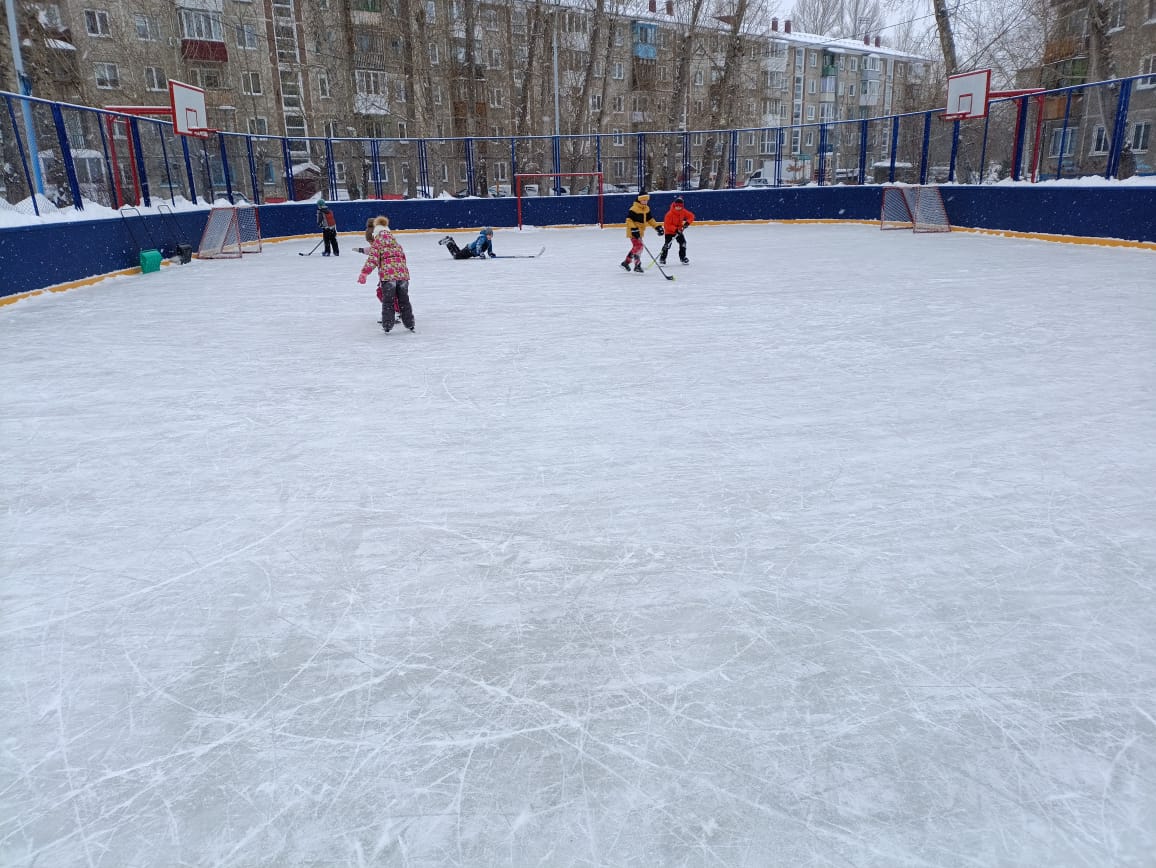 В городских округах началась заливка катков Так в Советском округе для любителей зимних видов спорта подготовят 33 хоккейные коробки Во дворах будет организовано 15 ледовых полей ул Коммунальная 25 ул Глинки 2 ул Заозерная 26 ул Энтузиастов 5 просп Менделеева 8 ул Магистральная 59А ул Центральная 10 ул Загородная 29 ул Бархатовой 11 ул Заозерная 27 просп Менделеева 26 просп Мира 2А просп Мира 10 ул Малунцева 7 ул Бархатовой 6 Силами Управления дорожного хозяйства и благоустройства зальют 6 катков просп Мира 34Б ул Химиков 6 ул Химиков 40 ул Нефтезаводская 38А ул Заозерная 40 ул Киселева 12 На территории образовательных учреждений будут работать 7 хоккейных коробок школа 8 им М Я Лаптева гимназия 9 школа 63 школа 82 гимназия 84 школа 120 детский юношеский центр Смена Омским хоккейным клубом Авангард в САО оборудованы 5 катков просп Менделеева 8 ул СибНИИсхоз 3 2 ул Магистральная 59А ул Нефтезаводская 38А ул Заозерная 40