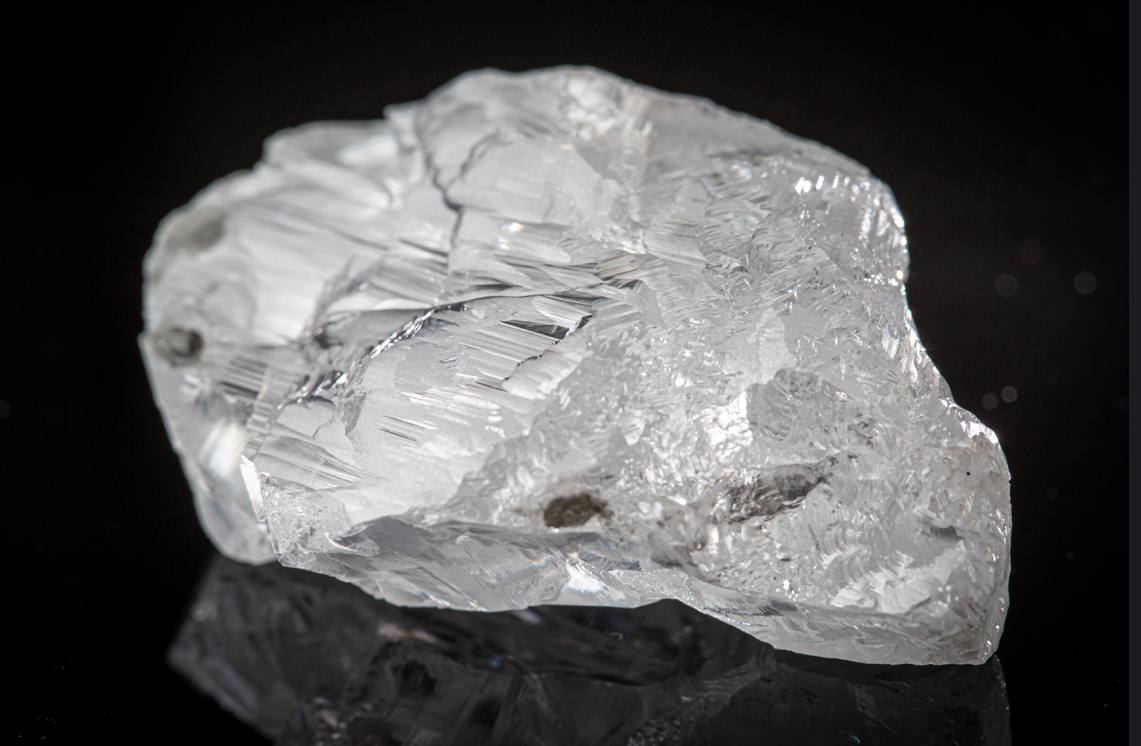 В Архангельской области добыли уникальный алмаз весом 228 карат Алмаз ювелирного качества весом 228 62 карата и размером 50 5 х 30 6 х 18 6 мм был добыт на горно обогатительном комбинате им Владимира Гриба еще 13 февраля Уникальный кристалл стал первым особо крупным свыше 50 карат алмазом добытым в этом году и 52 м уникальным камнем извлеченным на месторождении имени В Гриба По предварительной классификации кристалл относится ко второму типу алмазов с минимальным содержанием азота Такая разновидность камней встречается крайне редко и составляет малую долю природных алмазов менее одного процента В Архангельской области расположены единственные алмазные месторождения в Европе Найденный камень попал в десятку самых крупных найденных за всю историю России