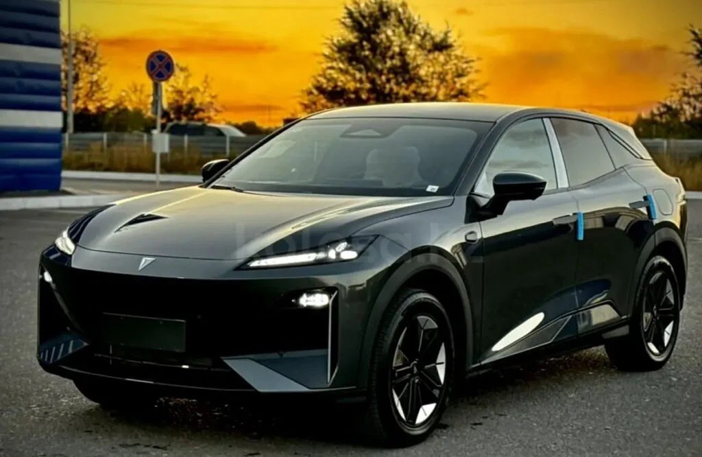 Насколько китайские авто потеряли в цене за два года в Казахстане Доля китайских авто на рынке новых машин в РК выросла до 39 Для сравнения в 2023 году показатель составлял 30 6 Такие данные приводит Kolesa kz по итогам исследования первичного и вторичного рынков за 2023 2025 годы пишет digitalbusiness kz В 2025 году в Казахстане продали 222 тысячи новых легковых автомобилей на 14 8 больше чем годом ранее Из них 39 пришлись на китайские бренды Для сравнения доля других стран изменилась так японские марки снизились с 9 до 7 2 корейские с 38 4 до 33 европейские бренды показали небольшой рост с 2 до 2 3 Основной объем продаж через дилерские центры обеспечивают Chery Jetour Haval Changan JAC и Geely Средняя цена нового китайца в декабре 2025 года составила 15 7 млн тенге Минимальная стоимость 5 8 млн максимальная 50 млн Некоторые лимитированные версии достигают 74 млн О том какие модели смотрят чаще всего и теряют ли китайские авто в цене читайте на сайте