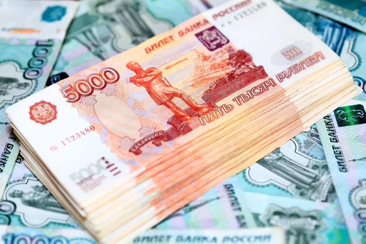 На счета упал лишний миллион сотрудника УФСИН уволили за утрату доверия Прокуратура Республики Алтай выявила что на счета сотрудника исправительного учреждения и его супруги поступило на 1 4 млн рублей больше чем они официально заработали за три года Объяснить происхождение денег мужчина не смог а сведения о доходах предоставлял неполные После проверки он попытался уволиться по собственному желанию но суд изменил формулировку в связи с утратой доверия Теперь супругам придётся вернуть незаконно полученные средства в доход государства