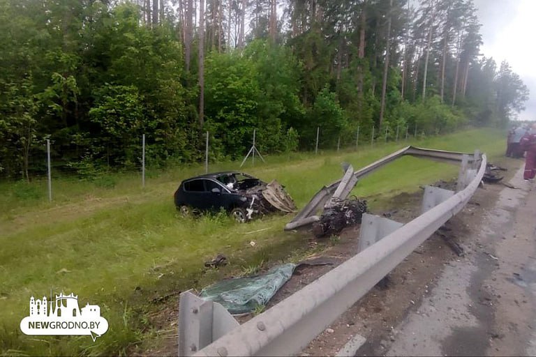 На трассе М6 под #Гродно — жёсткое ДТП: у легковушки вырвало двигатель На участке между #Щучин и #Лида легковой автомобиль влетел в отбойник с такой силой, что мотор и коробку передач буквально вырвало из машины. Отбойник согнулся дугой. Фото и видео с места аварии публикуют очевидцы, делятся подробностями: повреждения у авто — серьёзнейшие. Причина аварии пока официально не названа. Предположительно, водитель мог уснуть за рулём. Но, несмотря на масштаб происшествия, он выжил и уже получил медицинскую помощь.
