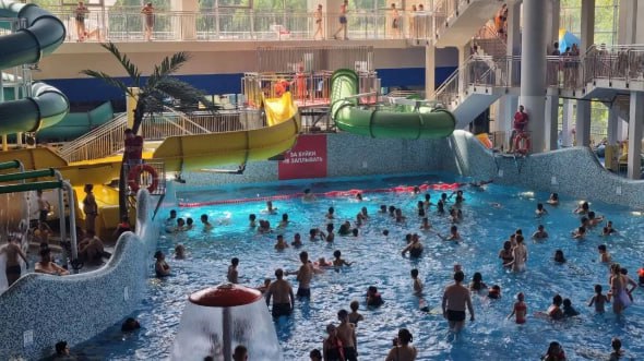 ДОМ РФ выделил финансирование на строительство первого аквапарка в Перми Банк ДОМ РФ выделил финансирование на возведение аквапарка в Перми Размер первого транша составил 243 млн руб Информацию об этом сообщили в пресс службе финансовой организации Напомним сумма кредита на реализацию инвестиционного проекта составляет 13 8 млрд руб Средства предоставляются программе кредитования строительства туристических объектов Инвестор получит финансирование с субсидированием ставки от государства rbc perm