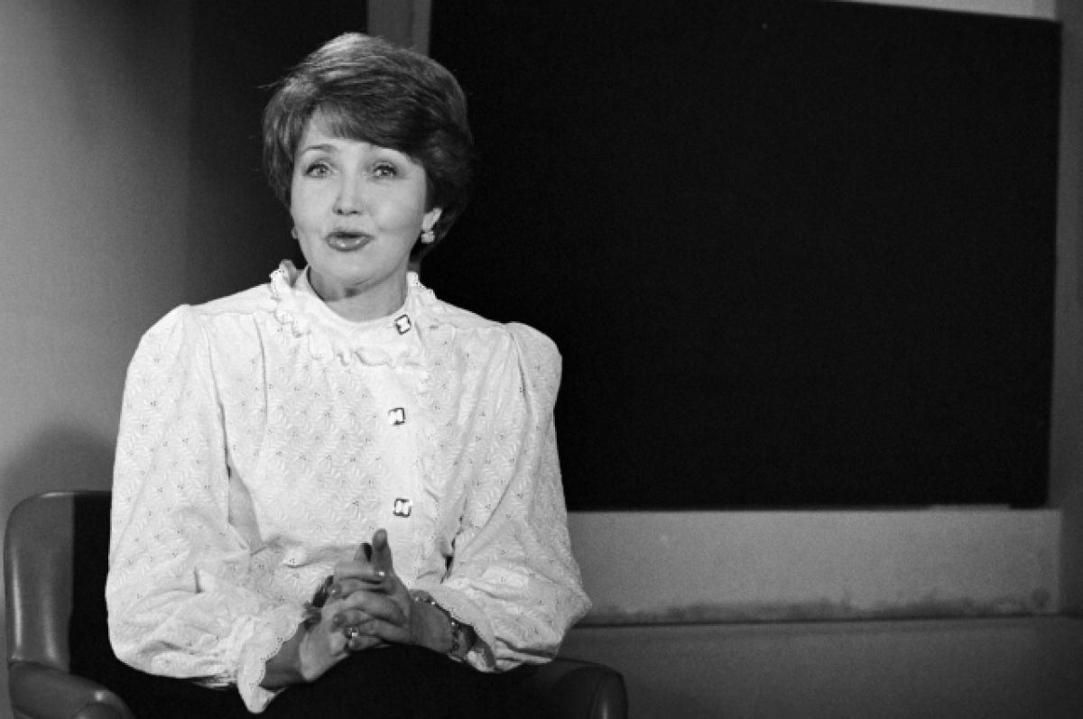 Ушла из жизни советский диктор и телеведущая Светлана Жильцова сообщил Первый канал КВН Утренняя почта Песня года Будильник Спокойной ночи малыши Светлана Алексеевна долгие годы вела самые рейтинговые программы Из профессии ушла на пике карьеры Посвятила жизнь семье