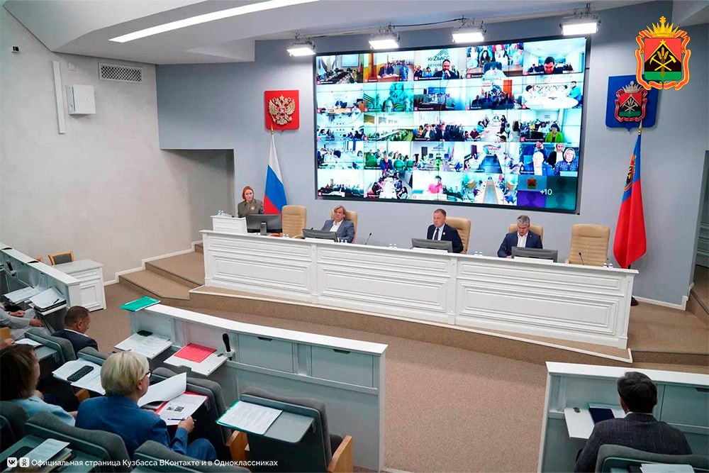 Губернатор Илья Середюк: в летнем сезоне необходимо увеличивать турпоток в Кузбасс На аппаратном совещании обсудили организацию туристического летнего сезона в Кузбассе. Этим летом ожидается турпоток около 1,6 млн человек. «В этом летнем сезоне турпоток нужно повышать. Это важно для диверсификации экономики региона. Высокий турпоток помогает нам привлекать как частных инвесторов, так и средства из федерального бюджета. Профильным ведомствам необходимо проработать план мероприятий для привлечения туристов. Важной частью внутреннего туризма является организация походов для кузбасских детей. Природа Кузбасса позволяет развивать туризм по всему региону», — подчеркнул губернатор Кузбасса Илья Середюк. Для самостоятельных туристов на туристическом портале региона Visit Kuzbass в разделе «Автомаршруты» размещены 10 маршрутов по всему Кузбассу.