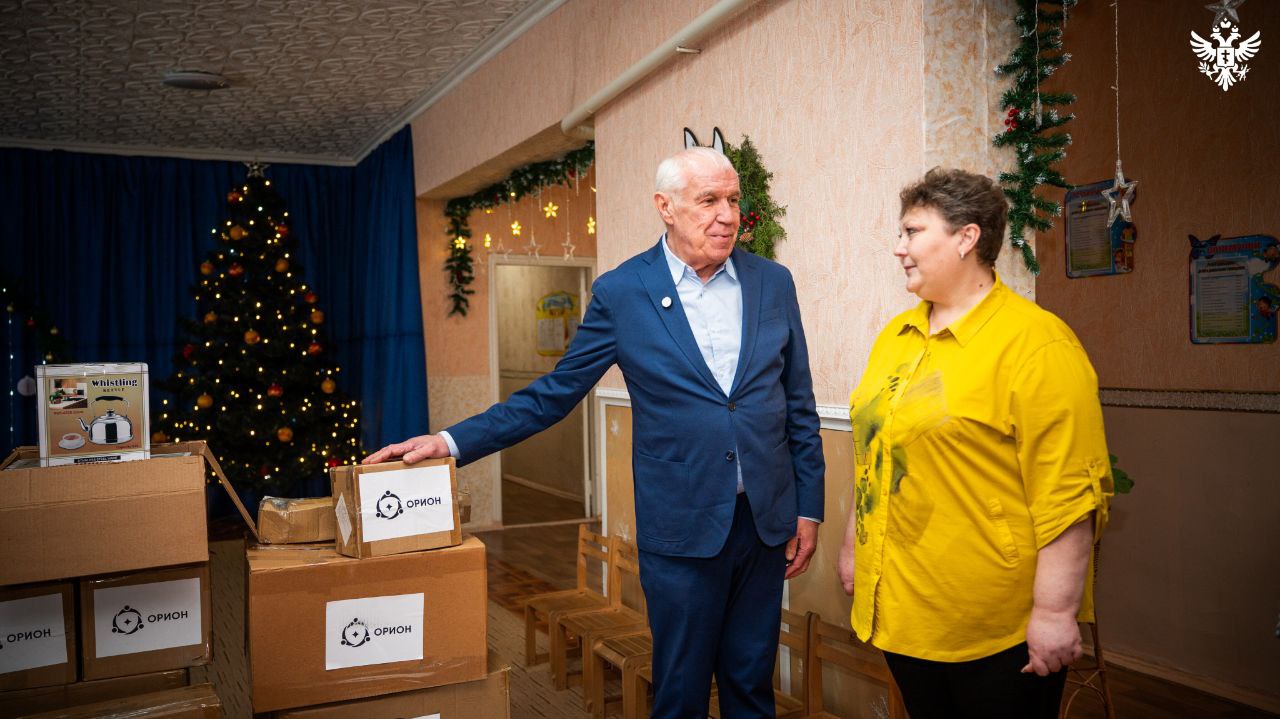 Народный артист России Сергей Гармаш приехал в Херсонскую область с гуманитарной миссией фонда Орион Детские сады в Геническом и Новотроицком округах получили бытовую технику посуду и спортивный инвентарь Для детей из многодетных семей показали фильм Чебурашка 2 а ребятам из Каховского округа артист вручил подарки Для взрослых жителей Гармаш дал концерт со струнным квартетом Крымской государственной филармонии  Для артиста эта поездка особенная В молодости он работал в Херсонском театре кукол и объездил эти посёлки Гармаш рассказал что попросил фонд организовать миссию и хочет приезжать чаще