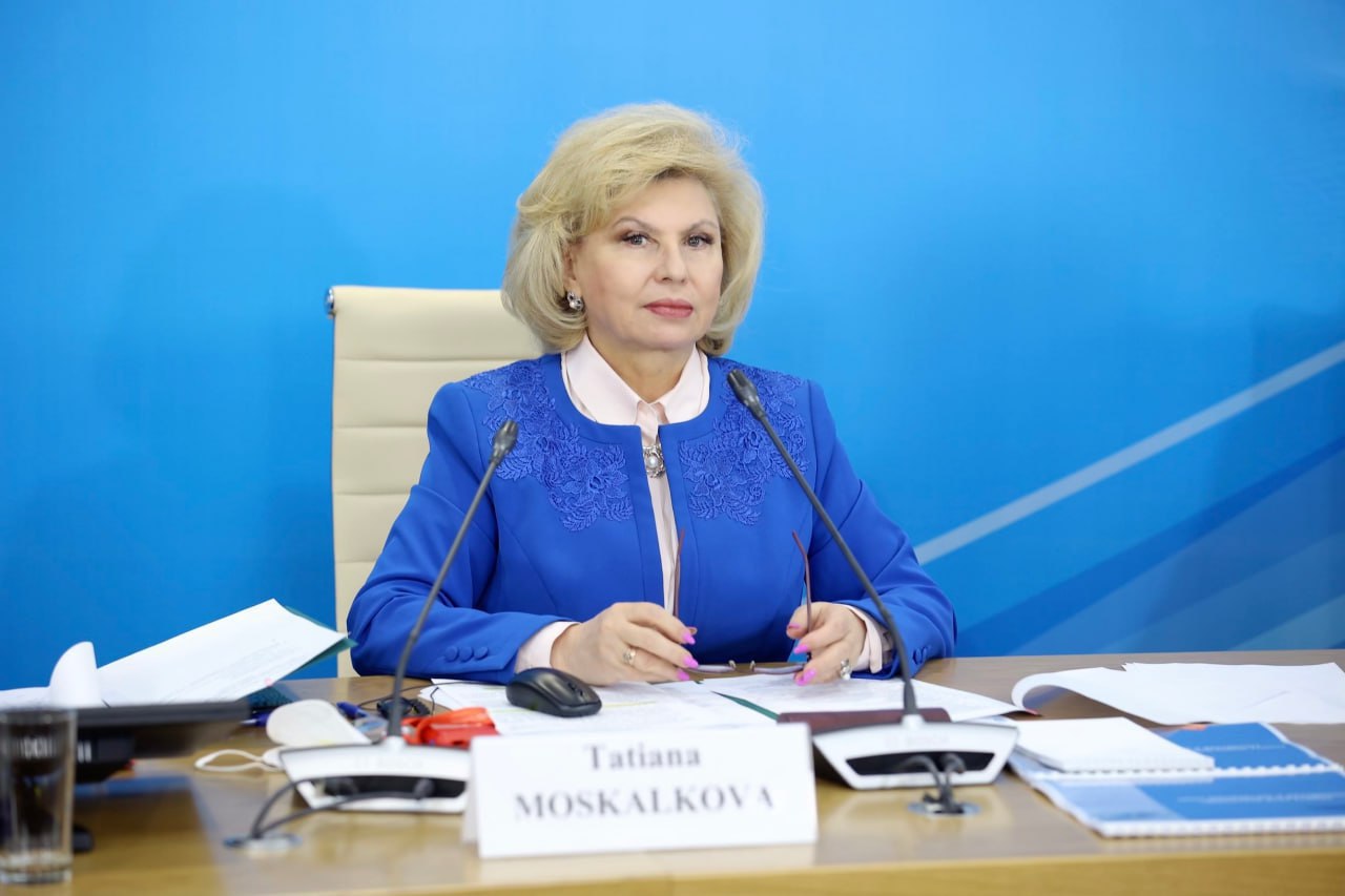 53 жителя Курской области удерживаются в Сумах Татьяна Москалькова рассчитывает, что на российско-украинских переговорах в Стамбуле решат вопрос о возвращении курян с Украины. Об этом она заявила журналистам в кулуарах Всероссийского координационного совета уполномоченных по правам человека в РФ. — Я думаю, вчера в новостных передачах вы слышали о том, что одним из предметов ближайшего переговорного процесса, который планируется в Турции, <…> будет вопрос о возвращении 53 курских жителей, которые удерживаются в Сумах в нарушение международного законодательства, в нарушение здравого смысла и нравственности. Мы <…> очень надеемся, что здравый смысл и морально-нравственные побуждения будут основанием положительного решения". «Вести.Курск». Только проверенная информация.