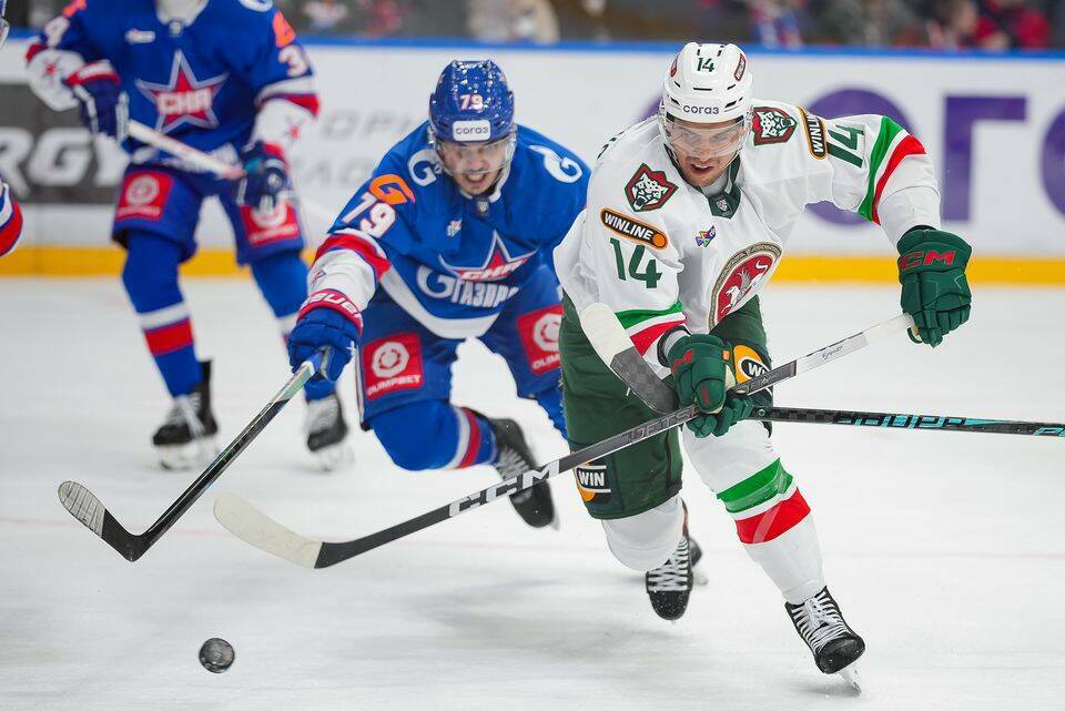 СКА одержал волевую победу над Ак Барсом в Санкт Петербурге Ак Барс уступил петербургскому СКА в первом матче выездной серии Первыми в матче отличились гости В позиционной атаке Никита Лямкин сместился с правого края в центр к синей линии после чего нанес бросок по воротам соперника Хмелевский подставил клюшку а шайба сменила траекторию и проскочила над щитком Сергея Иванова 0 1 Читать полностью