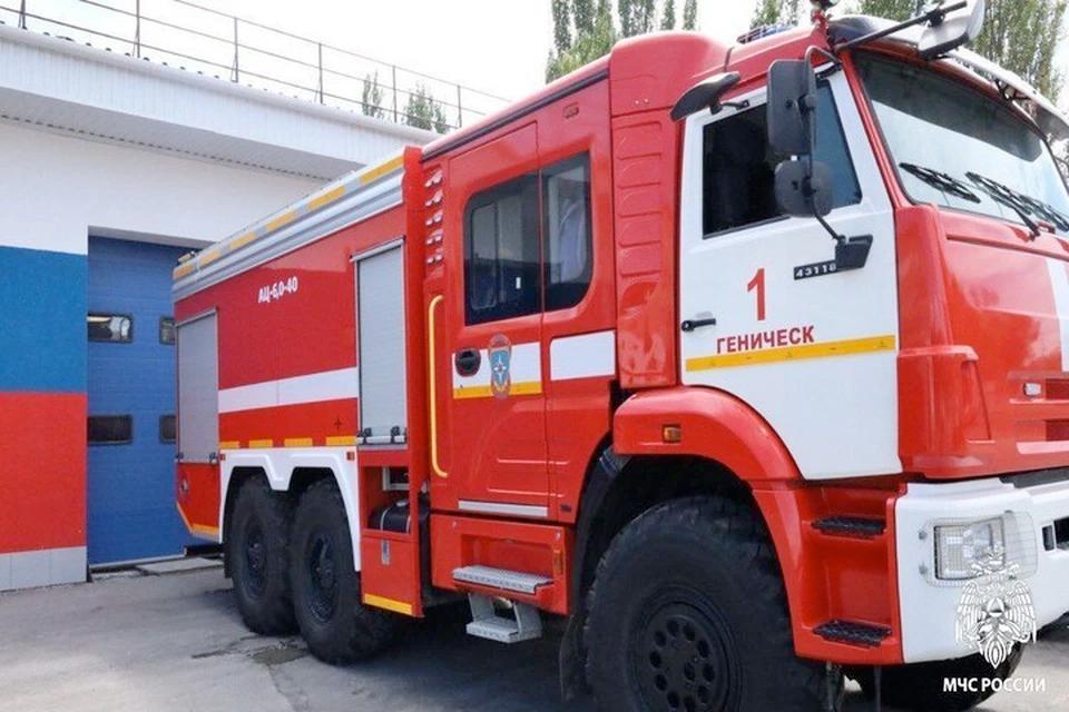 70 пожаров произошло в Херсонской области со 2 по 8 июня 70 пожаров, три аварии и 17 обстрелов, потребовавших вызова спасателей, зарегистрировано 2-8 июня в Херсонской области. Особенно значимой угрозой стали возгорания сухой травы, в четырех районах введен особый противопожарный режим. «Со 2 по 8 июня пожарно-спасательные подразделения отреагировали на 24 техногенных пожара, погибших и пострадавших не было. Также были ликвидированы 46 ландшафтных пожаров общей площадью более чем 17 гектаров. Самые большие возгорания произошли в Геническом, Скадовском и Алешкинском округах, к сожалению, погиб 52-летний мужчина», - сообщает ГУ МЧС России по Херсонской области. Особый противопожарный режим сейчас введен на территориях Генического, Каланчакского, Новокаховского и Скадовского округов, там угроза возгораний наибольшая. Сотрудники МЧС также привлекались к аварийно-спасательным работам после трех ДТП, в которых пострадали четыре человека. Помощь населению оказывалась шесть раз. А информация о попадании взрывоопасных предметов, то есть бомб и снарядов ВСУ, поступала 17 раз.