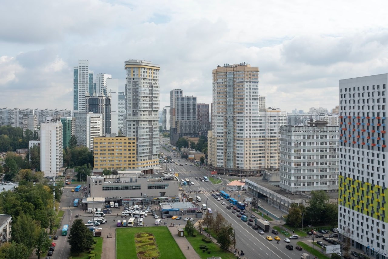 Благоустройство, планировка, безопасность: названы главные для москвичей критерии выбора новостроек в 2025 году   В 2025 году при покупке жилья на первичном рынке москвичи будут в первую очередь ориентироваться на три параметра: благоустройство придомовой территории, планировку квартиры и безопасность мест общего пользования. Другими важными критериями выбора традиционно остаются транспортная доступность и цена.   Специалисты группы "Самолет" проследили динамику предпочтений покупателей новостроек за последние четыре года и выделили основные тренды на текущий год.