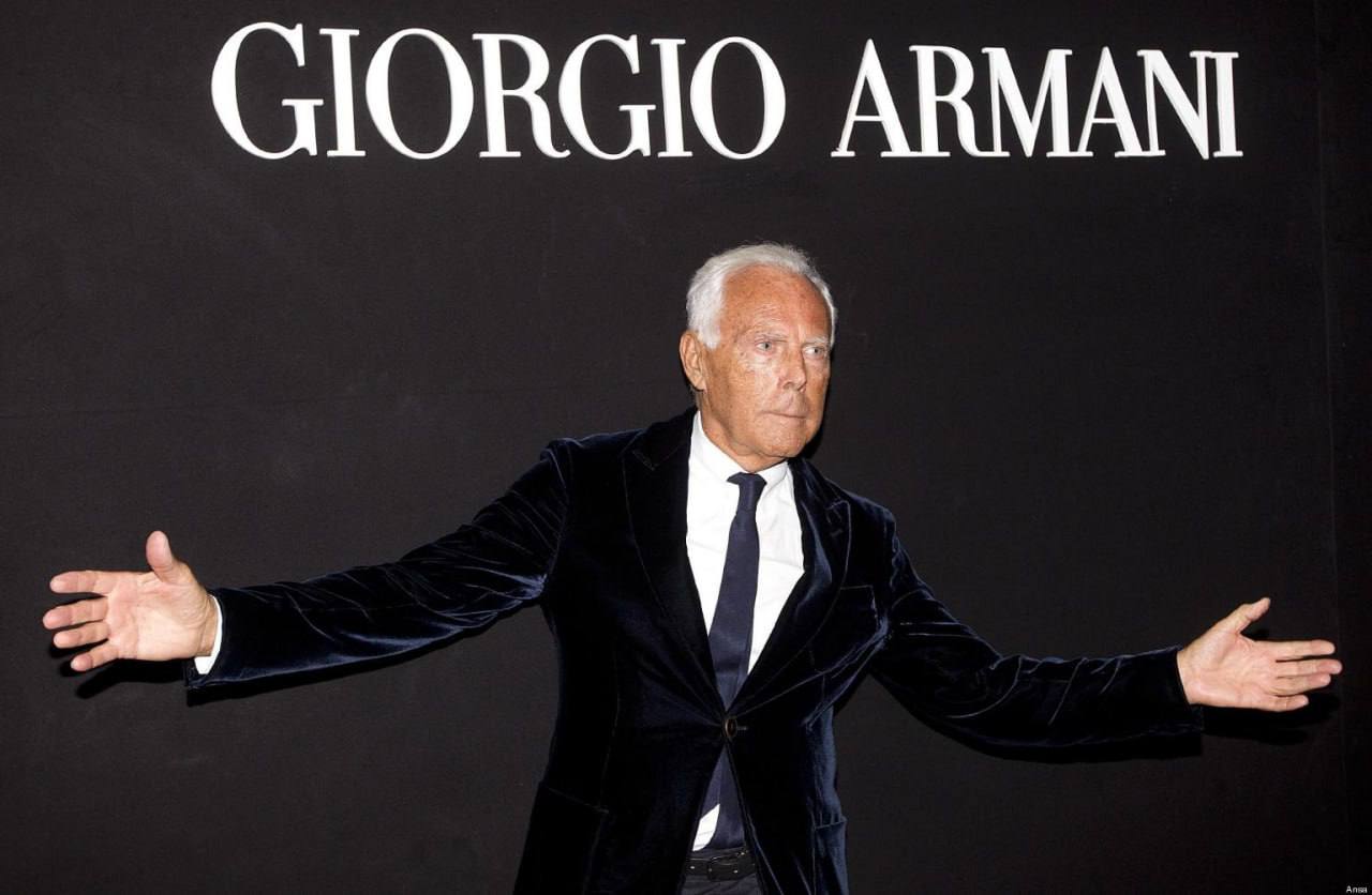 В Италии Armani оштрафовали на €3,5 млн за недобросовестность  По мнению властей, компания ведет непрозрачную торговую политику, «вводящую в заблуждение по вопросам социальной ответственности и этики».  Речь идет, в частности, о гарантиях прав трудящихся на нанимаемых и вторичных предприятиях, работающих по заказам. Ранее компанию Armani Operations, подконтрольную Giorgio Аrmani S. p. A., подозревали в эксплуатации труда при организации производства ряда вида продукции.