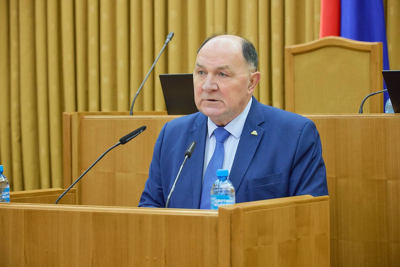 Юрий Зельников ушел в отставку в звании почетного гражданина 29 января на заседании Законодательного собрания Юрий Зельников досрочно сложил с себя полномочия уполномоченного по правам человека в Калужской области Приняв его отставку депутаты проголосовали за присвоение Юрию Зельникову звания Почетный гражданин Калужской области Теперь Законодательное собрание должно объявить о начале приема заявок на замещение должности омбудсмена Они будут приниматься до конца февраля Наиболее вероятным преемником Юрия Зельникова называют бывшего министра внутренней политики и массовых коммуникаций Олега Калугина