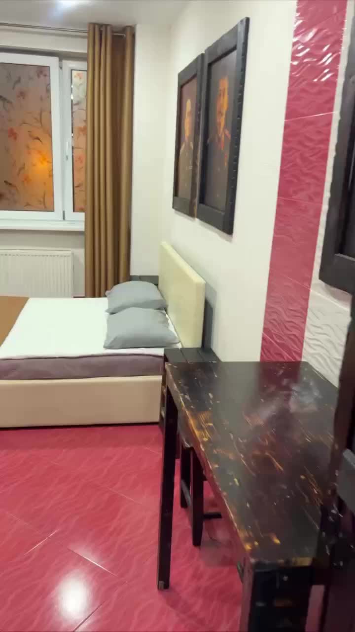 Девушка арендует квартиру в Москве с неожиданным декором