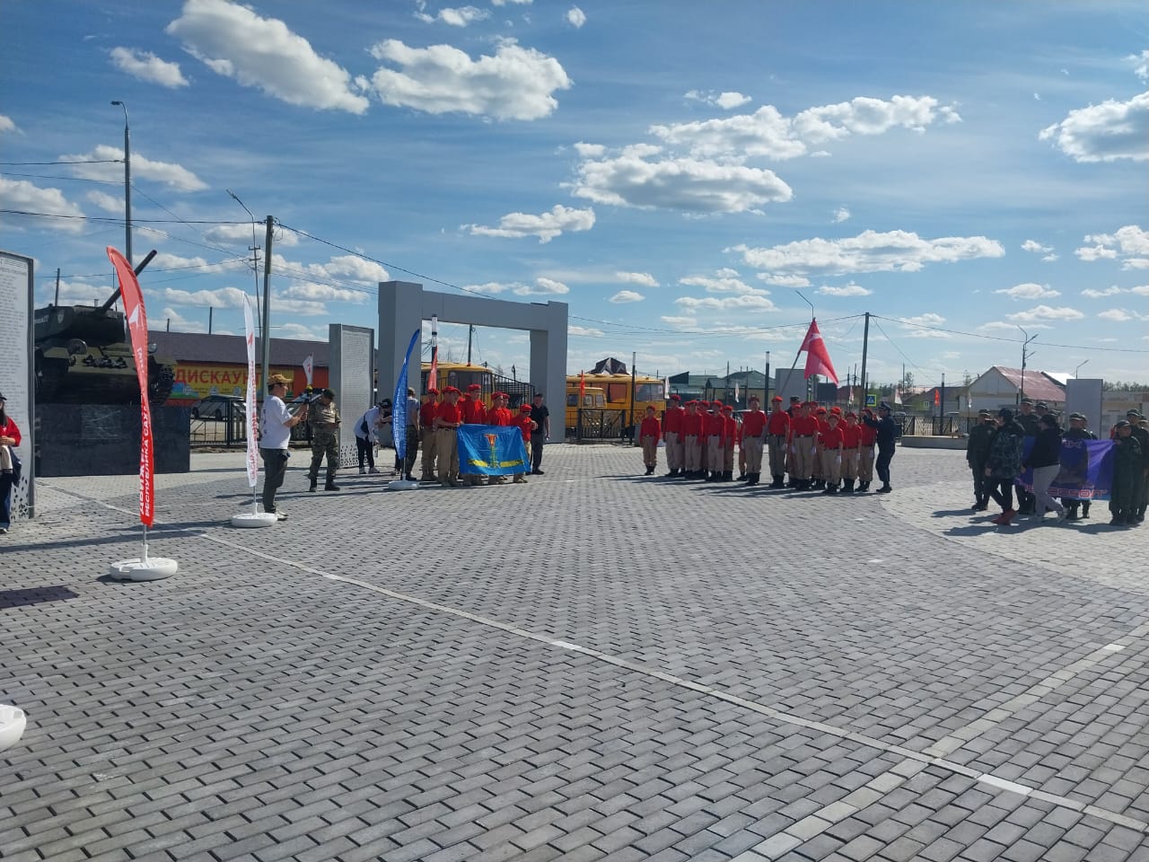Ветераны СВО Горного улуса подготовили команды для "Зарницы 2.0 В селе Бердигестях стартовали региональные соревнования военно-патриотической игры "Зарница 2.0". В этом году впервые подготовку команд Горного района осуществляли ветераны специальной военной операции, взяв на себя роль наставников. Активисты общественной организации ветеранов боевых действий «Боевое братство» Горного района, учителя физической культуры Геннадий Алексеев и Вахид Гадимов с большим энтузиазмом принялись за подготовку команд. На церемонии открытия глава Горного улуса Николай Андреев вручил участнику СВО Роману Наследникову Почётную грамоту с именными часами за боевые заслуги. В течение трёх дней 12 команд из 11 районов Республики Саха Якутия будут состязаться в различных дисциплинах: Тактические задания на местности Строевая подготовка Военно-прикладные виды спорта Тестирование по истории Отечества Соревнования продлятся до 31 мая 2025 года. Команда-победитель получит право представлять Якутию на всероссийском этапе "Зарницы". "Мы не просто готовим детей к соревнованиям – мы воспитываем будущих защитников Отечества, передавая им свой опыт и знания" , – отметили ветераны-наставники. #ЗащитникиОтечества #ЗащитникиОтечестваЯкутия