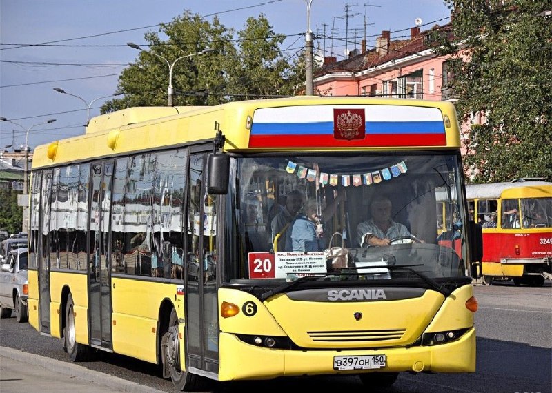 В Барнауле рассматривают возможность поднять стоимость проезда до 50 рублей Об этом сообщает издание Банкфакс По информации портала перевозчики обратились к городским властям с инициативой повысить тариф на основных маршрутах аргументируя это растущими затратами Предприниматели указывают что экономически обоснованная цена поездки с учётом роста цен на топливо запчасти зарплаты и будущего повышения НДС составляет 55 рублей Однако чтобы смягчить реакцию пассажиров обсуждается вариант увеличения только до 50 рублей Когда вопрос будет вынесен на официальное рассмотрение пока неизвестно Окончательное решение остаётся за мэрией Барнаула Фото 2 ГИС