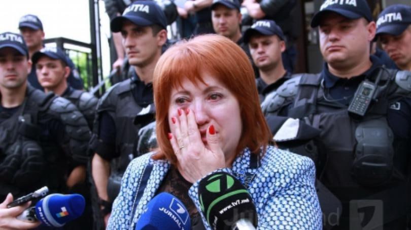 По вине Домники Маноле Молдова проиграла в ЕСПЧ иск, по которому может выплатить миллиард евро 15 мая Европейский суд по правам человека вынес решение, по которому Молдову могут обязать выплатить экономическому агенту около 1 миллиарда евро компенсации ущерба. В частности, ЕСПЧ установил, что Маноле и несколько других судей, злоупотребляя и нарушая судебные процедуры, лишили экономического агента около 20 га и нескольких зданий. При этом сама Домника Степановна ничтоже сумняшеся требует выплатить ей лично около миллиона леев. Шёл очередной год «реформ» юстиции…