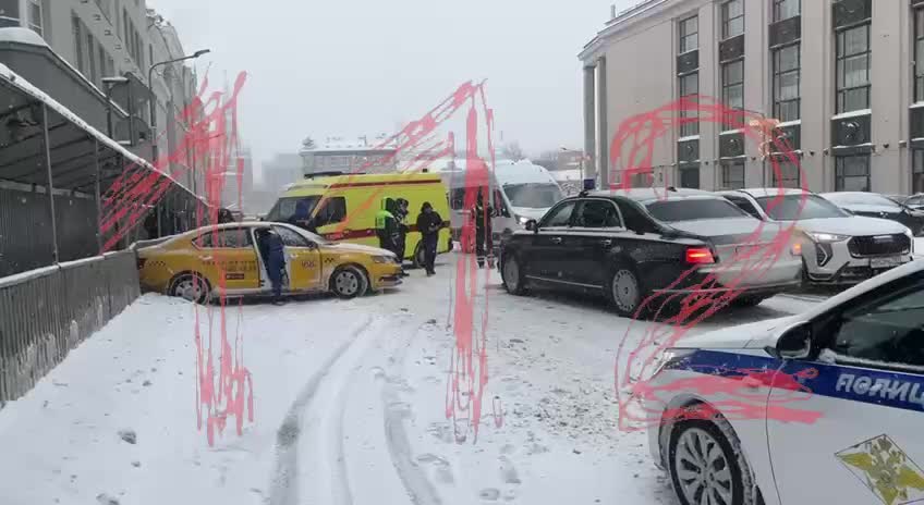 ДТП с участием Ауруса и такси на Арбате: двое пострадавших