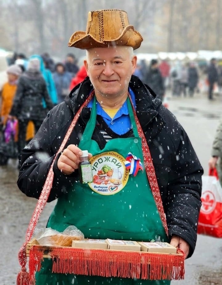 В Сыктывкаре пройдут предновогодние ярмарки  Ярмарка «Новогодний калейдоскоп» состоится 26 и 27 декабря на стоянке «Ростелекома» около Стефановской площади с 9:00 до 16:00.    В ассортименте — продукция как местных фермеров, так и сельхозпроизводителей из других регионов и Беларуси: белорусские мясные деликатесы, свежемороженая рыба и морепродукты, домашняя кура, мясная, молочная продукция, кондитерские изделия, выпечка, шашлыки. Также можно будет приобрести новогоднюю атрибутику, подарки, сувениры, трикотаж, текстиль, игрушки.