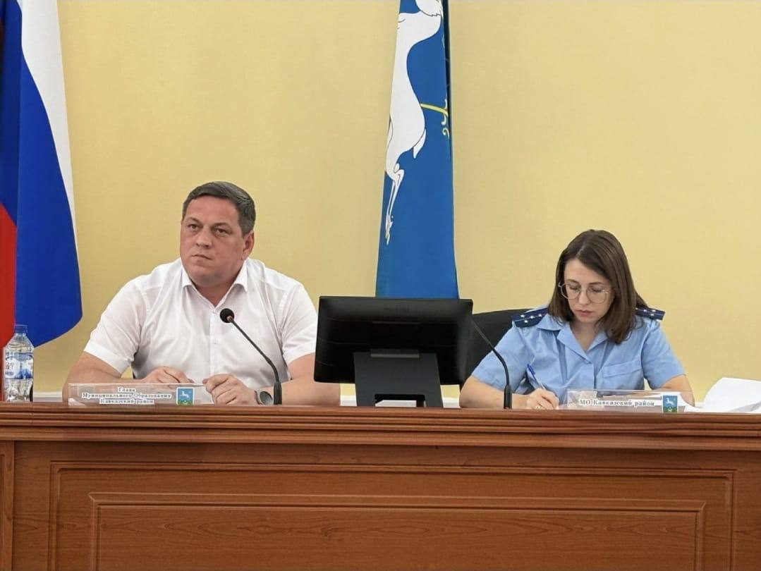 Прокуратурой Кавказского района принято участие в совещании по вопросу подготовки к отопительному сезону Прокуратурой района совместно с главоймуниципалитета главами поселений руководителями ресурсоснабжающих организацийпроведено межведомственное совещание на которомобсуждены вопросы текущей подготовки котопительному сезону принимаемые теплоснабжающими организациями совместно с органами местного самоуправления меры по ремонту оборудования и зданий котельных В ходе совещания обращено внимание на своевременное выполнение всех запланированных мероприятий и получение паспорта готовности муниципалитета к отопительному сезону выработаны согласованные меры направленные на активизацию работы уполномоченных служб и предприятий В связи с тем что работа по подготовке к отопительному сезону начата несвоевременно что может повлечь нарушение прав граждан заместителю главы муниципального образования Кавказский район объявлено предостережение Вопросы полноты и эффективности принимаемых мер находятся на постоянном контроле прокуратуры района