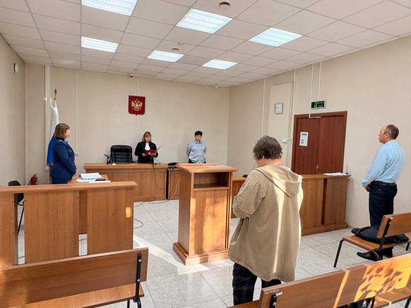 Глава администрации Шилкинского поселения признан виновным в халатности приведшей к гибели 10 летнего мальчика Суд установил что чиновник зная об опасности аварийного дома не предпринял мер по его сносу или ограждению В результате в феврале 2025 года мальчик играя возле руин погиб получив травмы от падающей кладки Суд приговорил чиновника к двум годам условно и обязал выплатить матери погибшего 500 тысяч рублей за моральный ущерб zabnews ru l 64248