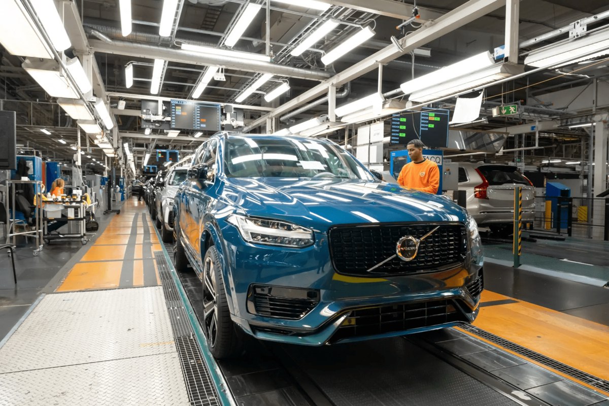 Шведская Volvo в рамках сокращения расходов уволит 3000 сотрудников. Это 15% от общего офисного персонала компании. В компании отметили, что меры необходимы, чтобы сделать Volvo «сильнее и устойчивее» vc.ru/transport/2009496
