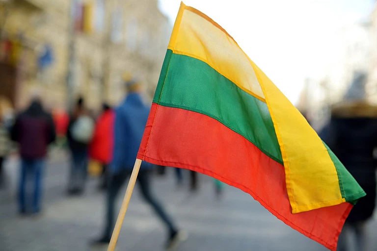 Чемпионат Европы по футзалу 2026 года могут перенести из-за отказа Литвы и Латвии принимать Беларусь УЕФА рассматривает возможность переноса ЧЕ-2026 по футзалу в другую страну. Причина — отказ Литвы и Латвии принимать на своей территории сборную Беларуси, которая прошла квалификацию. Глава Литовской федерации футбола Эдгарас Станкявичюс сообщил, что в УЕФА понимают позицию прибалтийских стран, но при этом подчёркивают: спортивный принцип должен быть соблюдён. Команда, прошедшая отбор, имеет право участвовать в финальном турнире, особенно если против неё нет санкций. «Они ссылаются на спортивный принцип, ведь никаких ограничений в отношении белорусской федерации не вводилось», — отметил Станкявичюс. Он добавил, что президент УЕФА Александер Чеферин призвал принять решение в ближайшие недели.