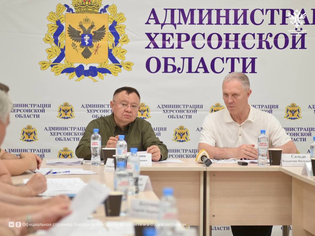 Ирек Файзуллин провёл совещание по вопросам социально-экономического развития Херсонской области Министр строительства и жилищно-коммунального хозяйства России Ирек Файзуллин в ходе рабочей поездки в Херсонскую область провёл совещание совместно с губернатором Владимиром Сальдо. Главной темой обсуждения стало исполнение программы социально-экономического развития региона на 2025 год и реализация национальных проектов. На территории Херсонской области силами регионов-шефов восстанавливается и возводится с нуля 138 объектов: это многоквартирные дома и социальная инфраструктура. В регионе также ведется разработка схемы территориального планирования: предложен ряд проектов по модернизации жилищного строительства, учреждений социальной сферы и транспортной инфраструктуры. Глава Минстроя России отметил, что для сбалансированного развития муниципальных образований при подготовке мастер-плана были учтены необходимые природные, экономические и социальные факторы. Они легли в основу расположения новых перспективных транспортно-логистических узлов, промышленных, аграрных и туристических центров. В Херсонской области уже начаты проекты инвестиционного жилищного строительства. Крупные застройщики реализовывают проекты в Геническе и Скадовске, ведется работа по по увеличению банка земельных участков и привлечению девелоперов на льготных условиях. Так, для граждан действует льготная ипотека под 2% на новостройки. Социально-экономическое развитие, рост промышленности, создание новых рабочих мест и привлечение инвестиций происходит в рамках специализированной программы, куратором которой является Минстрой России. Механизмы свободной экономической зоны СЭЗ позволяют бизнесу развивать свои компании на специализированных условиях с преференциями и льготами. На территории региона СЭЗ насчитывает сегодня 37 участников, преобладающее число из них - промышленные предприятия. Кроме того, регион включён в реализацию 11 национальных проектов из 19 предусмотренных стратегией развития страны. Сайт ВК ОК #Администрация_Херсонская_область