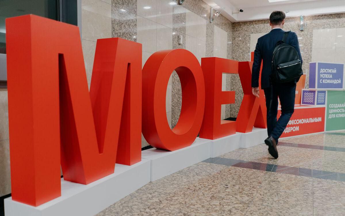 Число частных инвесторов на Мосбирже составило 40 1 млн по итогам 2025 года За 2025 год число частных инвесторов на Московской бирже выросло на 5 млн до 40 1 млн говорится в сообщении торговой площадки Ими было открыто 76 млн счетов что на 11 7 млн больше чем в 2024 году Так доля частных инвесторов в общем объеме торгов акциями в прошлом году составила 70 7 облигациями 31 3 на срочном рынке 56 5 За год частные инвесторы вложили в ценные бумаги на Мосбирже 2 5 трлн рублей что в два раза больше результатов 2024 года Кроме того число индивидуальных инвестиционных счетов ИИС за 2025 год выросло на 223 3 тысячи до 6 2 млн Оборот по ИИС за 2025 год увеличился на 903 6 млрд рублей до 3 8 трлн рублей moex trader book