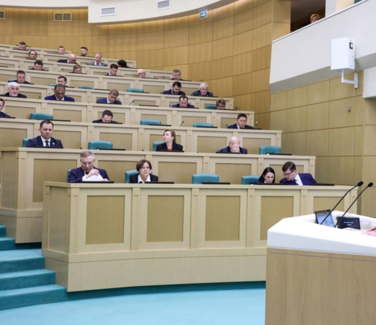 Установлены пенсии для детей зачатых с помощью вспомогательных репродуктивных технологий после смерти своего отца Главное Одобрили закон предусматривающий введение нового вида социальной пенсии детям рождённым по истечении 300 дней со дня смерти лица которое являлось супругом их матери выразило при жизни намерение иметь детей и отцовство которого установлено в судебном порядке Размер данной пенсии устанавливается на уровне размера социальной пенсии по случаю потери кормильца ребёнку потерявшему одного родителя Изменения поддержаны единогласно Нет сомнений в их необходимости и своевременности Такая мера станет подспорьем для женщин с детьми оказавшихся в сложных жизненных ситуациях Любой ребенок должен быть полностью защищен государством в том числе и материально