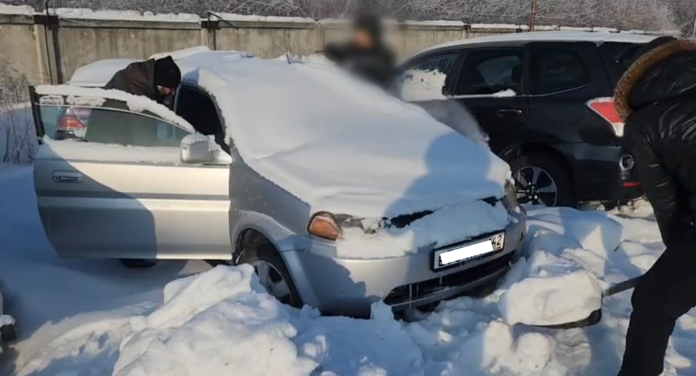 Из Кузбасса в зону СВО отправят автомобили, конфискованные по решению суда у нарушителей правил дорожного движения     Шесть машин были изъяты в Прокопьевске у водителей за повторную пьяную езду, сообщили судебные приставы. Транспорт передали  общественному движению «Народный фронт». Уже скоро их доставят на передовую в помощь бойцам СВО.     Вести-Кузбасс