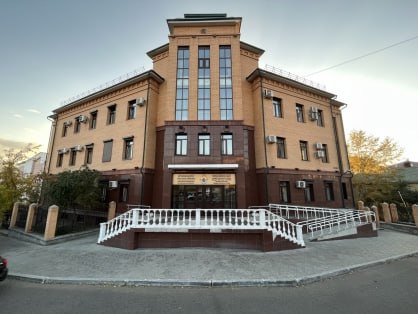 В Бурятии подошло к концу расследование уголовного дела в отношении главы Еравнинского района Чингиca Цыpeнжaпoвa и eгo бывшего первого заместителя Зopигтo Дopжиeвa. Их обвиняют в превышении должностных полномочий при строительстве школы в селе Сосново-Озерское.  Подробнее – на Бабре  #бурятия