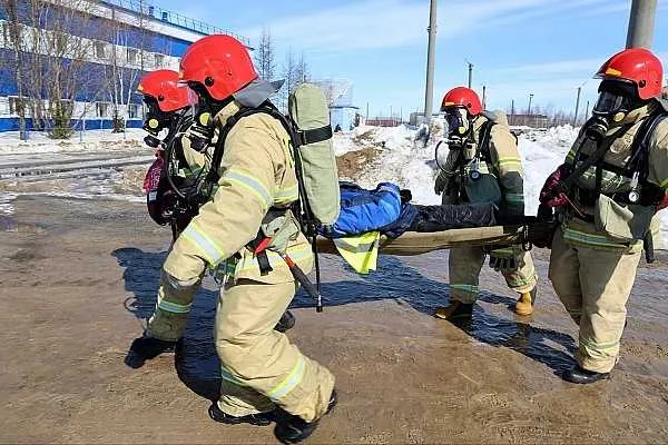 В аэропорту Новый Уренгой состоялись аварийно спасательные учения В аэропорту Новый Уренгой состоялись комплексные учения аварийно спасательного формирования авиаузла городского отряда 3 ГПС ГУ МЧС и других служб города и аэропорта Спасатели отрабатывали порядок взаимодействия при ликвидации розлива нефтепродуктов Об этом сообщает AVIA RU со ссылкой на данные воздушной гавани По легенде произошло разрушение резервуара с керосином на территории склада ГСМ аэропорта авиационное топливо растеклось по производственной площадке и близлежащей территории Первыми на место происшествия прибыли аварийно спасательные отряды дежурной смены аэропорта после оповещения расчет городских пожарных а также другие необходимые службы Совместными усилиями условная зона аварии оцеплена разлив локализован и ликвидирован Оказана помощь пострадавшим работники ТЗК эвакуированы в безопасное место aviaru net n295089 Оставайся в информационном потоке подпишись на наш канал в MAX