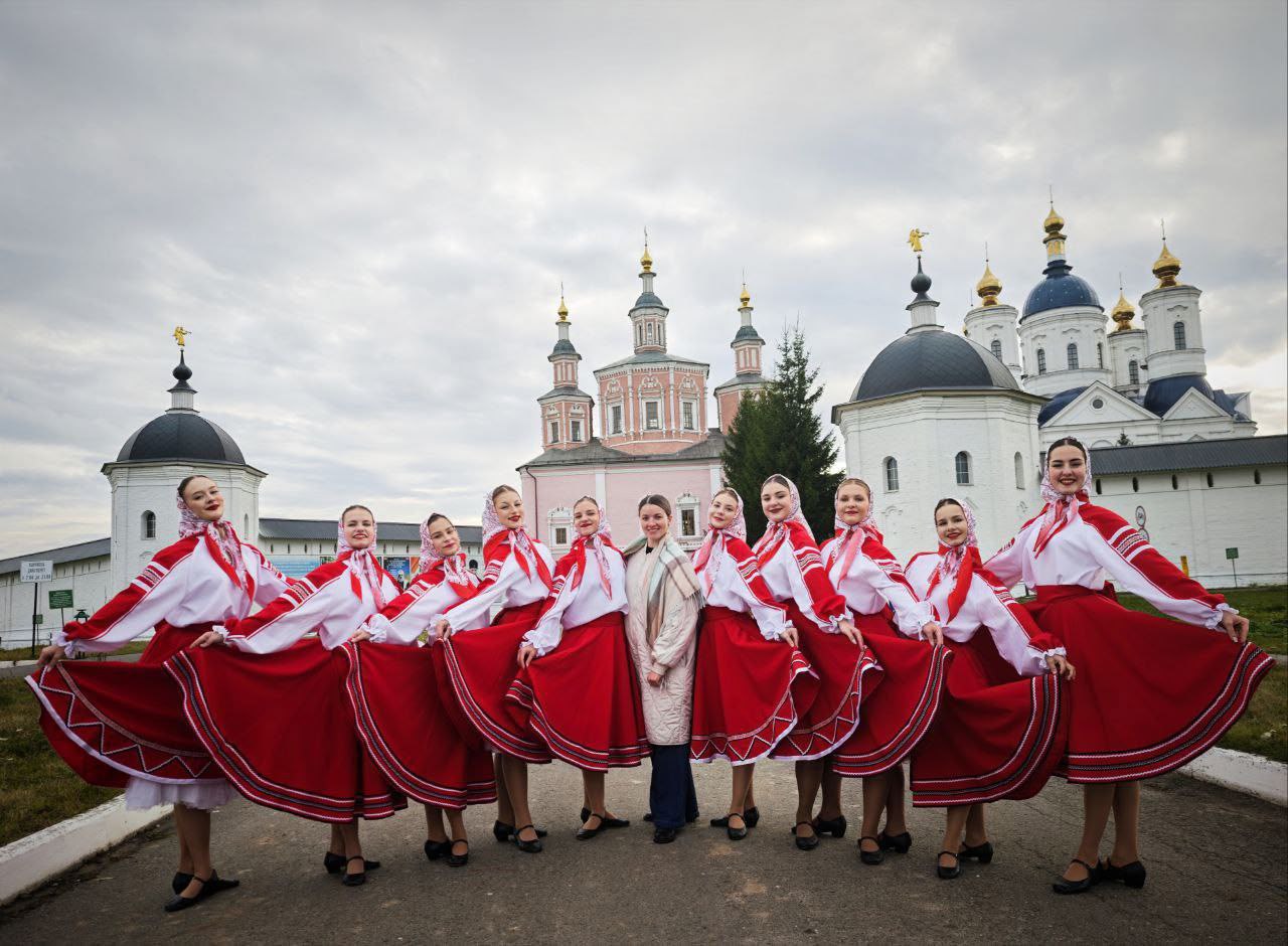 Брянские студенты областного колледжа искусств отделения Хоровое народное пение сняли видеоролик на территории Свенского монастыря в рамках Всероссийской акции ко Дню народного единства Коллектив исполнил песню Матушка Земля и подготовил танец Их педагог Яна Герасина рассказала о значимости участия в таких съемках особенно в преддверии важного государственного праздника По словам преподавателя подготовка проходила в течение двух дней На репетициях утвердили костюмы репертуар и локацию для съемки Студенты проявили себя на высоте были полностью включены в процесс 12 Фото телеграм канал департамента культуры Брянской области