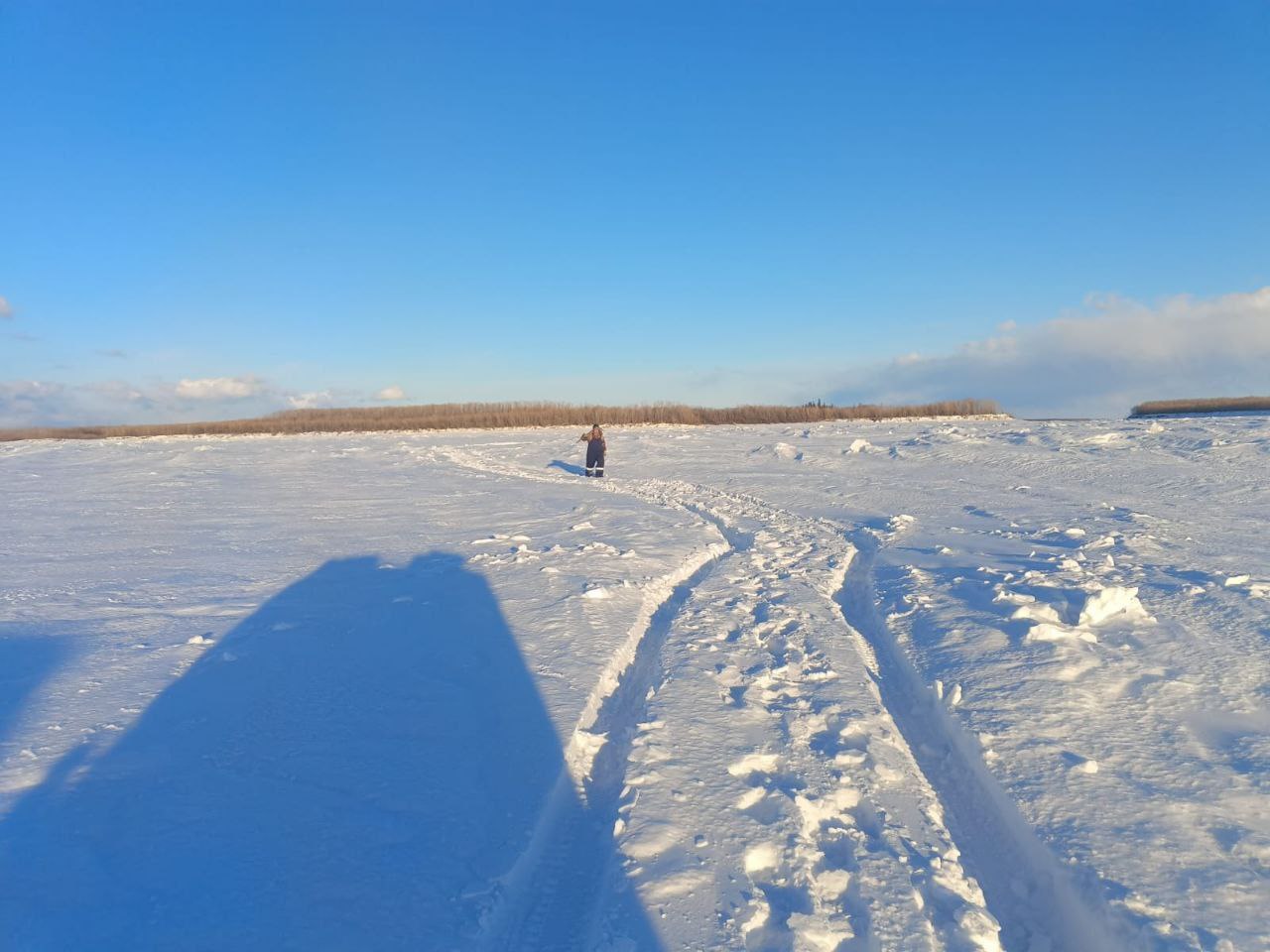 Третий пропавший в Булунском районе Якутии найден живым и госпитализирован в районную больницу Об этом сообщила местная ЕДДС Он находится в сознании Напомним трое человек выехали вечером 21 декабря из посёлка Быковский на снегоходе и не вышли на связь В ходе поисков осложнённых пургой ранее были найдены двое Они добрались до Тикси 3 после поломки техники Теперь найдены все участники поездки spasykt ulusmedia Читайте нас в MAX