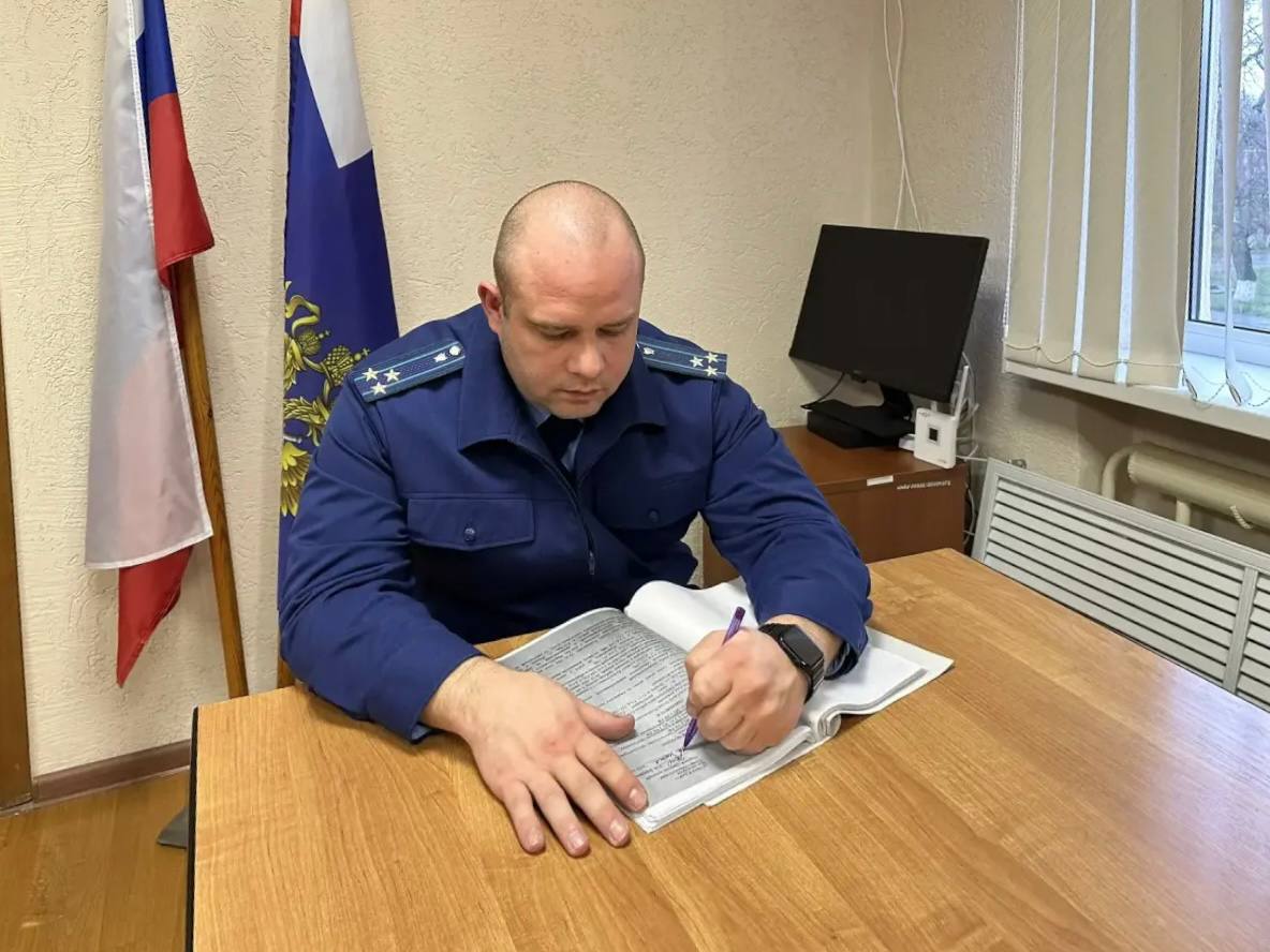 В суд направлено уголовное дело о хищении сельхозсубсидий   Прокуратура Нефтекумского района утвердила обвинительное заключение по уголовному делу в отношении 69 летнего жителя округа Он обвиняется по ч 3 ст 159 УК РФ три эпизода мошенничества совершенные в крупном размере По версии следствия глава крестьянско фермерского хозяйства зная о возможности получения бюджетных денежных средств на безвозмездной основе подавал в краевой минсельхоз документы содержащие недостоверные сведения о производстве им в 2018 2019 и 2021 годах овощных культур высаживание и выращивание которых в действительности он не осуществлял На основании подложных документов фермер получал субсидии на возмещение затрат на проведение агротехнологических работ повышение уровня экологической безопасности сельхозпроизводства а также повышение плодородия и качества почв Незаконными действиями главы КФХ бюджету причинен ущерб на сумму более 1 1 млн рублей Уголовное дело с утвержденным прокурором обвинительным заключением направлено в суд для рассмотрения по существу  Санкция ч 3 ст 159 УК РФ предусматривает наказание в виде лишения свободы на срок до 6 лет   Сайт Тelegram ВК Обратиться в прокуратуру