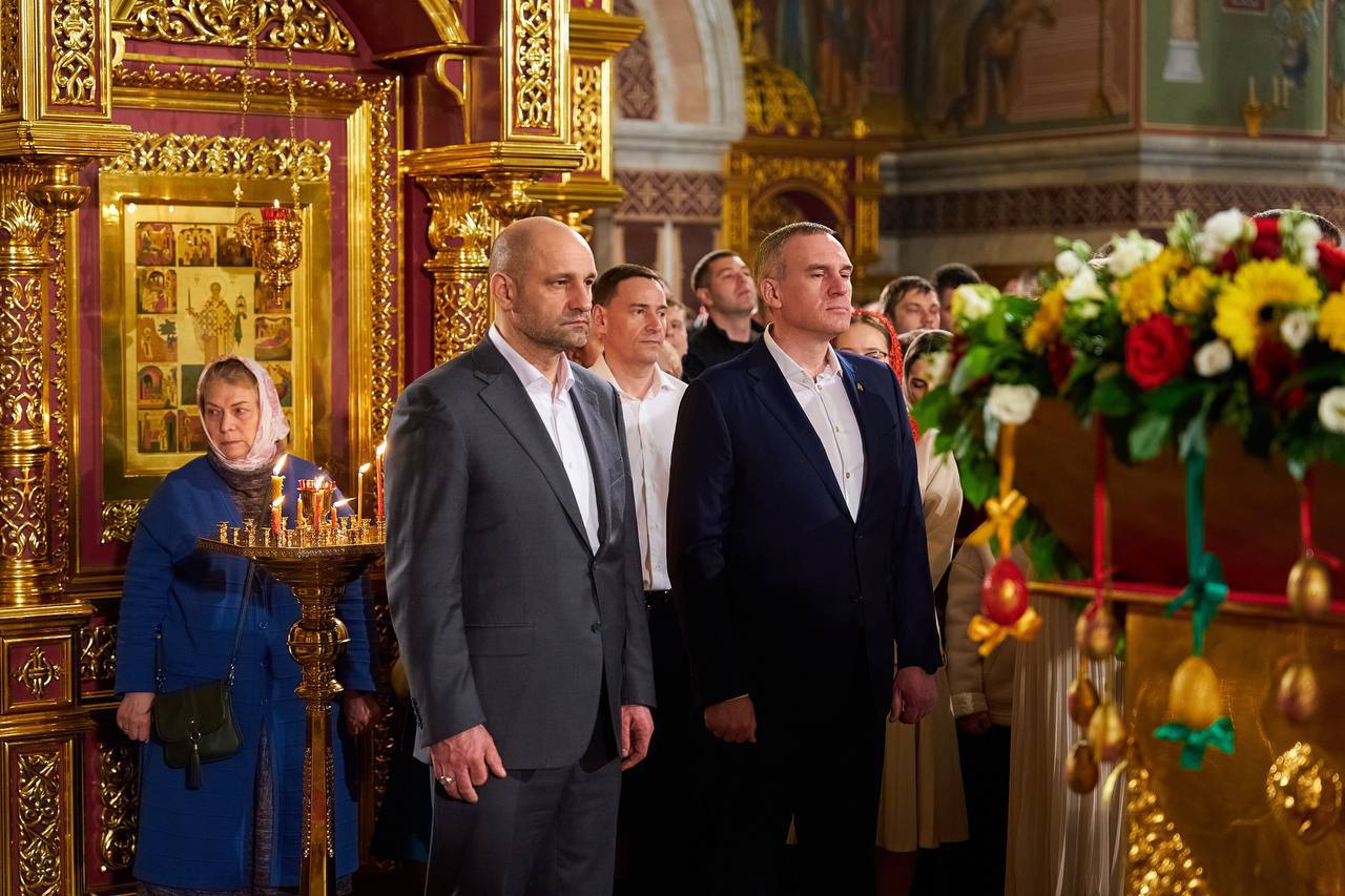 Жога встретил свою первую Пасху в статусе полпреда в Ханты-Мансийске. Вместе с губернатором ХМАО Кухаруком, заместителями и депутатами югорского заксо они посетили торжественную службу, которую проводит митрополит Павел, в кафедральном соборе Воскресения Христова — главном храме окружной столицы. «Жога во время и этого, и предыдущих визитов подчеркивал свое особое отношение к Югре — он не раз говорил, что мог бы жить в Ханты-Мансийске даже до того, как получил назначение на должность. Похоже, окружная столица постепенно становится новым культурным центром», — обсуждают югорчане. Главный политический канал Урала Югра Z Официально