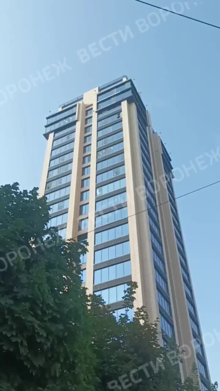Падение дрона в Воронеже: повреждены здания и автомобили, спецслужбы на месте