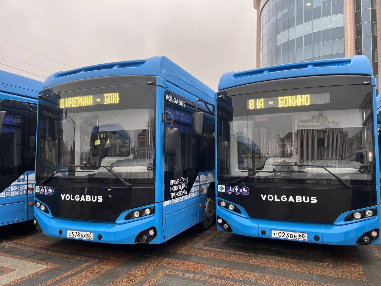 По информации департамента цен и тарифов Тамбовской области с 1 декабря 2025 года будут проиндексированы тарифы на перевозки пассажиров автобусами в городском пригородном и междугородном сообщениях Пересмотр стоимости проезда происходит ежегодно с учетом инфляции Сегодняшние тарифы действуют с 1 декабря 2024 года По результатам детального рассмотрения всех факторов влияющих на себестоимость перевозок в текущих условиях с учетом изменения ценообразующих факторов и прогнозных показателей инфляции Минэкономразвития на 2026 год планируется с 1 декабря установить тариф на проезд городского сообщения 30 рублей за безналичный расчет и 32 рубля при наличной оплате Для граждан пользующихся правом льготного проезда с 50 процентной скидкой стоимость поездки составит 15 рублей По пригородному сообщению единый регулируемый тариф устанавливается в размере 3 55 рубля за 1 километр пути В междугородном внутриобластном сообщении 3 7 рубля за километр пути Фото Павел Васильев Наши новости в МАХ