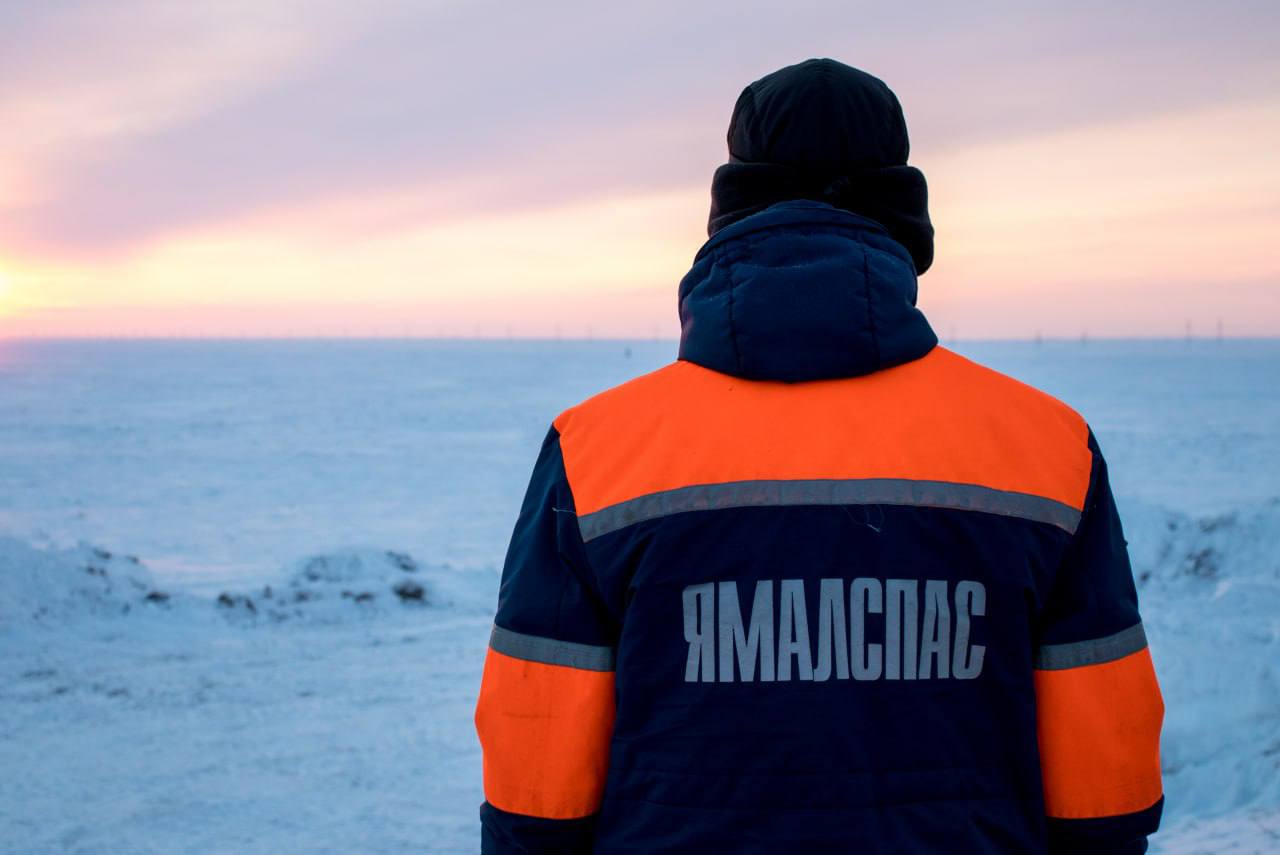 Драма в горах Ямала Вечером 1 мая «Ямалспас» получил тревожное известие: в Приуральском районе двое людей, туристы из Воркуты, упали вместе со своим снегоходом в ущелье. Спасательная команда с врачами на снегоходах и вездеходе ТРЭКОЛ оперативно отправились на помощь. Мужчина скончался ещё до приезда спасателей, а женщину в тяжелом состоянии экстренно доставили в больницу посёлка Харп. Департамент гражданской защиты Ноябрьск Новости - Подписаться