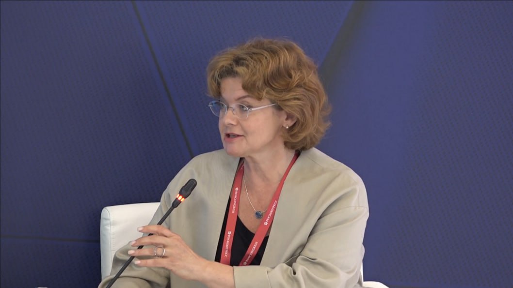«Едут к Суфианову, едут к Горбатикову» На ПМЭФ Наталья Логинова, директор департамента здравоохранения Тюменской области, презентовала успешный опыт региона в медицинском туризме: в год мы принимаем до 40 тысяч иностранных пациентов. К нам приезжают лечиться из Китая, Индии, Казахстана. А за методиками методиками местных врачей следят за границей. Подробнее читайте на нашем сайте. Скриншот трансляции, источник: forumspb.com