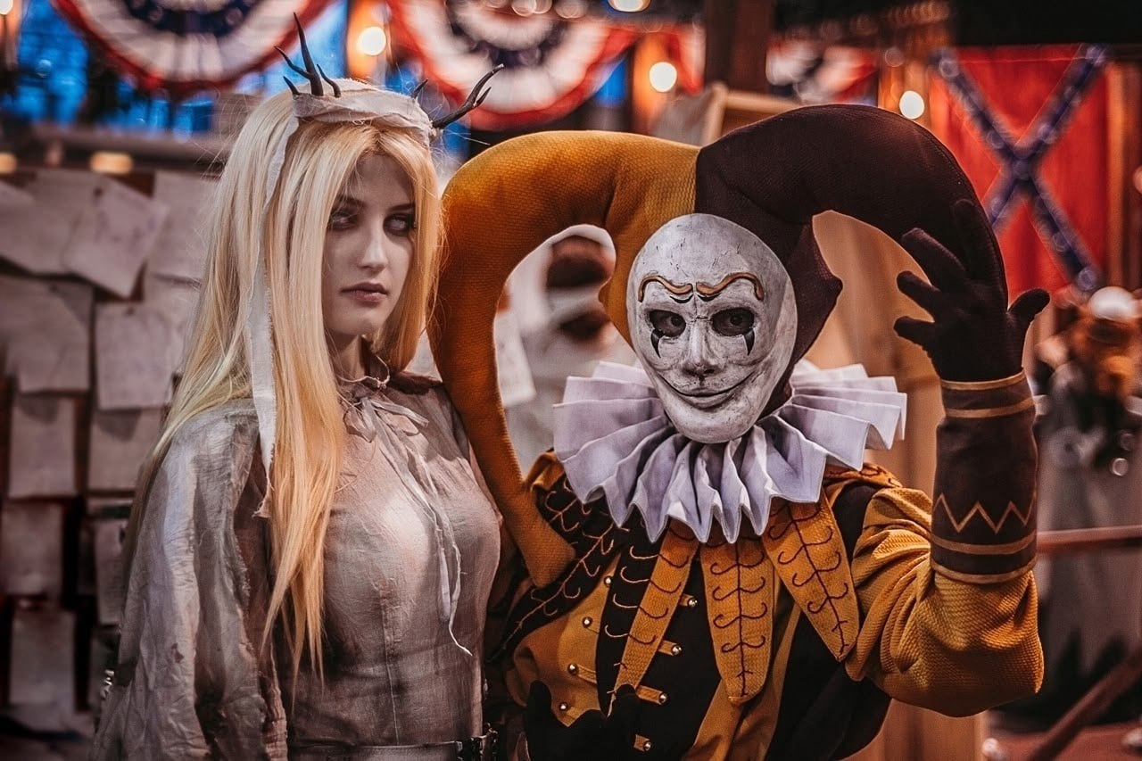 Организатора фестиваля Некрокомиккон задержали после доноса православных активистов Проведение приуроченного к Хэллоуину праздника оказалось под вопросом Полиция и ДПС с утра 31 октября перекрыли территорию вокруг DAA Expo где 1 и 2 ноября планировалось провести фестиваль Некромиккон сообщил Бумаге один из организаторов мероприятия По его словам проведение фестиваля на который продали несколько тысяч билетов оказалось под вопросом В результате монтаж сцены установка оборудования и подготовка пространства полностью остановлены Организаторы пытаются выяснить причины произошедшего но представители власти отказываются идти на контакт и давать объяснения рассказал собеседник Бумаги Задержание Также стало известно о задержании главного организатора Некромиккона Алексея Самсонова Его отправили в отделение полиции 52 Полиция проверяет законность нахождения организатора на территории России Самсонов гражданин Казахстана давно проживающий в Петербурге и окончивший в СПбГУ Другие организаторы утверждают что документы у него в порядке Донос Двумя днями ранее представители движения Сорок сороков опубликовали в соцсетях призыв жаловаться на Некромиккон в Следственный комитет обнаружила Бумага Православных активистов возмутило что на фото с предыдущих фестивалей были танцы с перевернутым крестом костюмы с рогами и пропагандой ЛГБТ Сорок сороков предложили требовать у СК привлечь организаторов мероприятия к уголовной ответственности за вовлечение несовершеннолетних в запрещенное международное движение сатанизма через распространение на фестивале соответствующей символики и смыслов Контекст Некромиккон планировали приурочить к Хэллоуину В рамках фестиваля должны были пройти рок концерт конкурс косплея иммерсивный квест на фестивале планировали организовать стенды с комиксами и ярмарку самых страшных артефактов По информации Ротонды на следующий день после поста Сорока сороков организатора Некромиккона вызвали в администрацию Красногвардейского района где объявили что проведение фестиваля нежелательно Фото Некромиккон Подписывайтесь на Бумагу и предлагайте новости