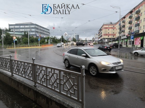 В центре Улан-Удэ, на пересечении улицы Ербанова и Коммунистическая наконец-то разберутся с долгими светофорами. Сейчас ждать зелёный свет пешеходам на этом перекрёстке приходится по полторы минуты. Сначала нужно стоять 90 секунд у светофора у «Спутника», чтобы перейти на противоположную сторону, потом ещё столько же – у второго регулировщика. Однако скоро на этом участке модернизируют светофор, установив дополнительные секции