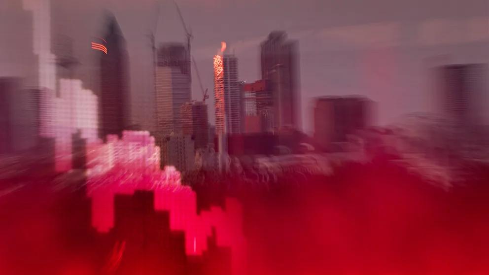 Самый большой кредитный пузырь в истории Семеро экспертов предсказавших кризис 2008 года предупредили о новых рисках для мировой экономики Издание Neue Zürcher Zeitung опросило семерых экспертов которые в 2008 году предсказали финансовый крах Сейчас они снова видят опасные признаки хотя оценивают угрозы по разному Ветеран Уолл стрит Гэри Шиллинг заявил что опасается новой кризисной волны Он сравнивает нынешнюю ситуацию с 2008 годом снова перегретые рынки рост спекуляций и рекордные государственные долги Ситуация запутанная Я не понимаю в каком направлении движутся финансовые рынки Вероятность финансового кризиса опасно высока сказал он Мередит Уитни которую называют оракулом Уолл стрит считает что спад уже начался по ее словам реальная экономика слабее чем показывают официальные данные а многие американцы живут в долгах Автор книги Черный лебедь Нассим Талеб предупреждает о такой же опасной ситуации как в 2008 году но с другой структурой угроз Тогда долги были у банков сегодня у государств Наиболее жестко высказались аналитики которые видят в буме вокруг искусственного интеллекта самый большой кредитный пузырь в истории Инвестор Майкл Бёрри снова ставит на падение рынка и советует не инвестировать деньги в крупные технологические компании Несмотря на расхождения в деталях все эксперты сходятся в одном сочетание огромных долгов перегретых технологических акций и разрыва между биржевой оценкой и реальной экономикой делает мировые рынки крайне уязвимыми BILD Russian