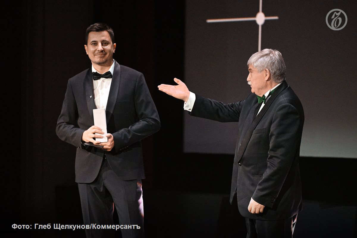 Медиаиндустрия уже давно вступила в новую эпоху где успех будет зависеть от способности быстро адаптироваться к новым реалиям сохраняя при этом ядро профессии достоверность глубину и смыслы В пятницу 12 декабря в московском кинотеатре Художественный состоялась церемония награждения премией Люди слова от площадки Дзен для СМИ и представителей медиа Награду в номинации Аналитическое медиа года получил ИД Коммерсантъ Магистр Что Где Когда Виктор Сиднев вручил ее руководителю интернет выпуска Ъ Александру Павлову Подписывайтесь на Ъ Оставляйте бусты