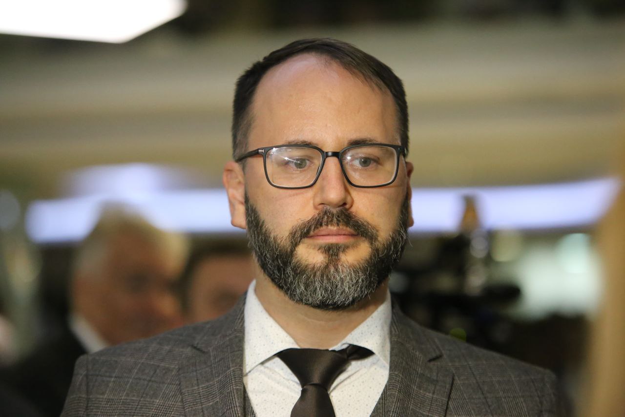 Директор Мордовского республиканского объединённого краеведческого музея имени И Д Воронина Дмитрий Фролов считает ежегодное Послание Главы Республики Мордовия одним из важнейших программных документов для нашего региона Вопросы которые будут затронуты в ходе Послания касаются будущего Республики и будущего каждого из нас И это грядущее невозможно представить без развития сферы культуры и сохранения исторической памяти Президент В В Путин объявил 2026 й Годом единства народов России Для Мордовии как для многонационального региона это исключительно важно Будем ждать в Послании освещение этих и иных тезисов лидера страны а также разделов посвящённых сфере культуры например о готовящихся мероприятиях способствующих консолидации общества сохранению исторической памяти и исторической правды защиты традиционных для России духовно нравственных ценностей поддержке участников СВО Ведь всё это задачи стоящие и перед нашим музеем отметил Дмитрий Фролов