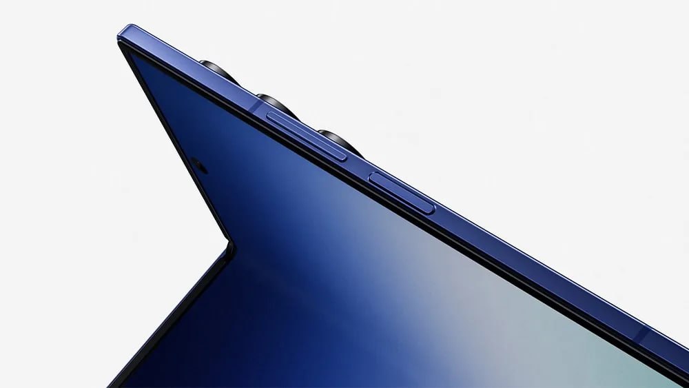 Samsung утверждает, что шарнир и гибкий внутренний дисплей Galaxy Z Fold 7 выдерживают 500 000 складываний в нормальных условиях. Автор YouTube-канала Tech IT, известный своими практическими экспериментами, потратил время и силы, чтобы лично проверить это утверждение.  В процессе было выявлено несколько незначительных проблем. Телефон неожиданно перезагружался где-то между 6000 и 10 000 складываний. При 46 000 складываний шарнир начал скрипеть. А примерно при 75 000 складываний зрители заметили загадочную жидкость рядом с шарниром, о чем мы уже сообщали.  К отметке в 100 000 складка стала более заметной, а шарнир издал лёгкий треск. Тем не менее, дисплей и механизм складывания продолжали работать как положено. После 175 000 складываний динамик Fold 7 перестал работать — проблема, по-видимому, не связанная с самим процессом складывания. Несмотря на этот сбой, телефон выдержал 200 000 складываний.