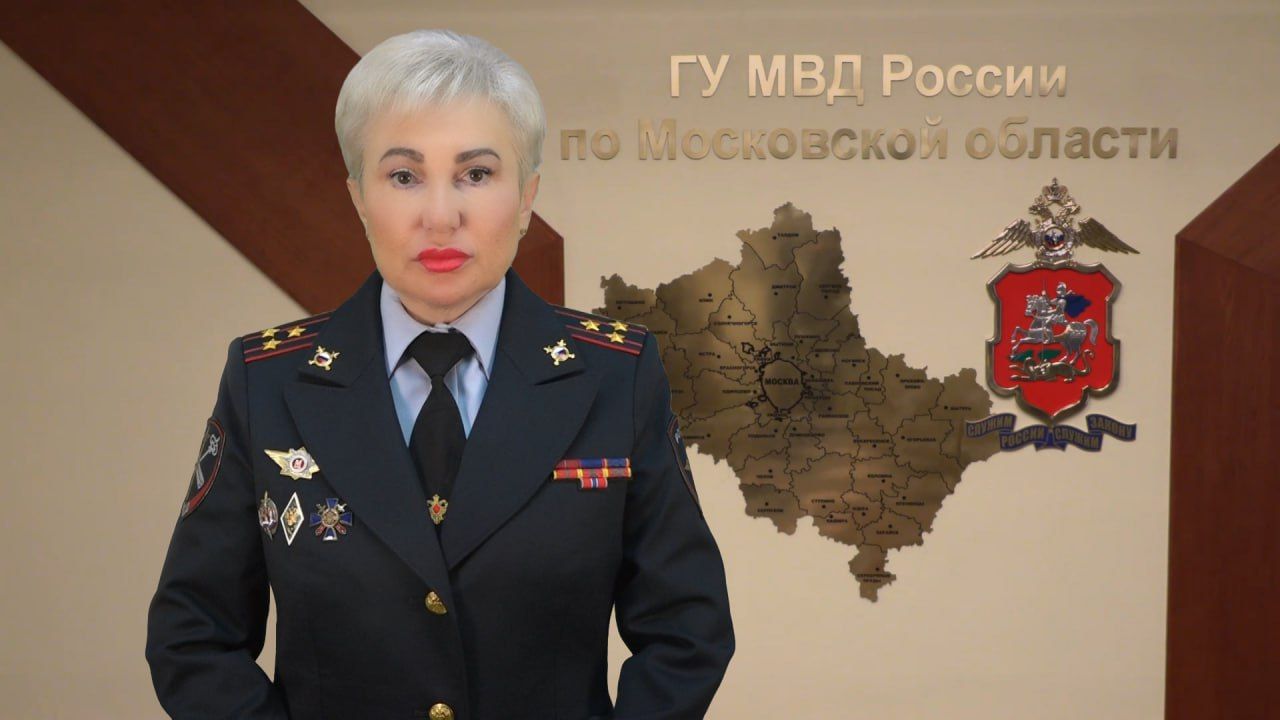 Сотрудники УМВД России по Сергиево Посадскому г о в результате оперативно розыскных мероприятий по подозрению в мошенничестве задержали ранее неоднократно судимую 36 летнюю местную жительницу Установлено что подозреваемая не являясь индивидуальным предпринимателем и сотрудником какой либо организации предлагала услуги по поставке и монтажу быстровозводимых сооружений из металлоконструкций оформляла фиктивные договоры получала предоплату но взятые на себя обязательства не выполняла сообщила начальник Управления информации и общественных связей ГУ МВД России по Московской области Татьяна Петрова Полицейские установили ее причастность к совершению двух эпизодов общая сумма ущерба по которым составила более 5 миллионов рублей отметила Татьяна Петрова Вырученные денежные средства женщина присвоила себе и потратила на личные нужды добавила Татьяна Петрова В ее отношении следователем Следственного управления УМВД возбуждены уголовные дела по ст 159 Уголовного кодекса Российской Федерации