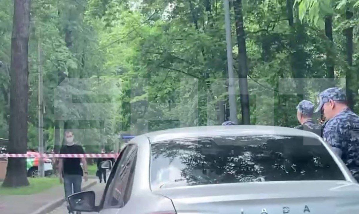 В Кунцево заминирована «Киа оптима». Предмет, похожий на СВУ, находится под её колесом. Взрывотехники занимаются обезвреживанием устройства. Рядом стоящий карш также обследовали.